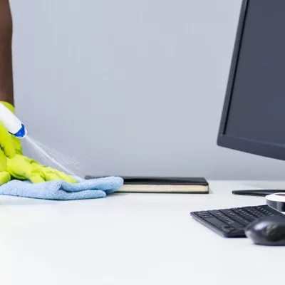 Femme-de-menage-nettoyant-un-bureau Femme-de-menage-nettoyant-un-bureau